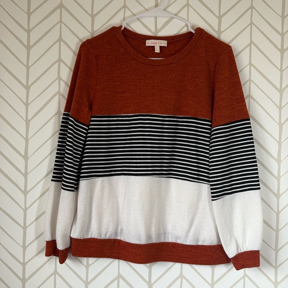 Women’s sweater
Light weight
Brand Hailey & Co.
Size M